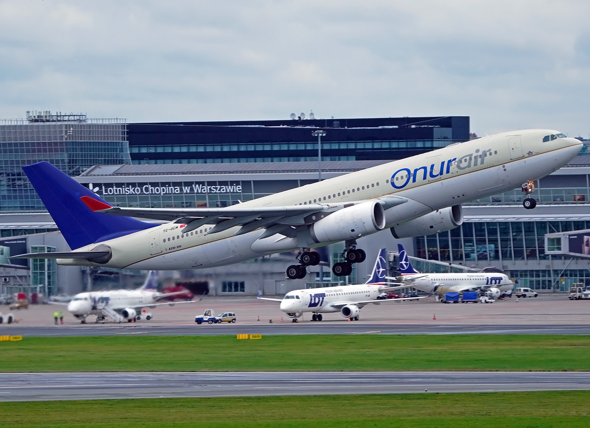 Samolot A330 linii Onur Air startujący z Lotniska Chopina Fot. Piotr Bożyk-PAŻP