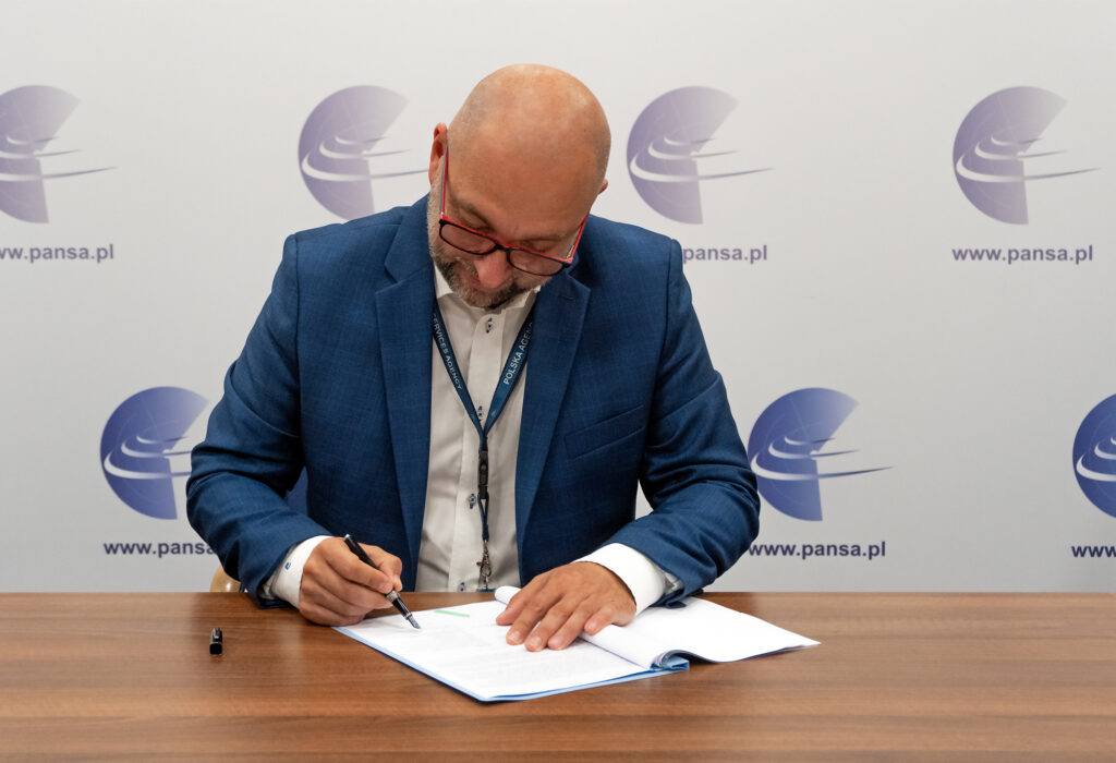 Janusz Janiszewski, President of PANSA, signing the contract