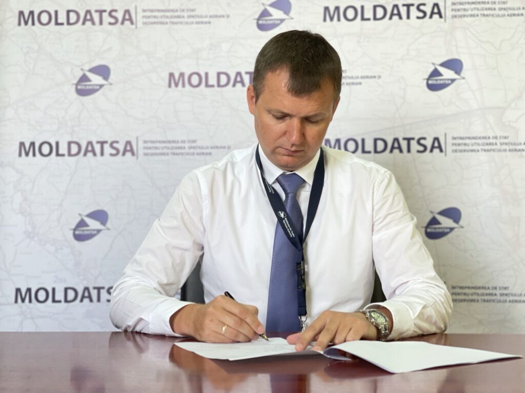 Veaceslav Frunze, MoldATSA Director, signing the contract
