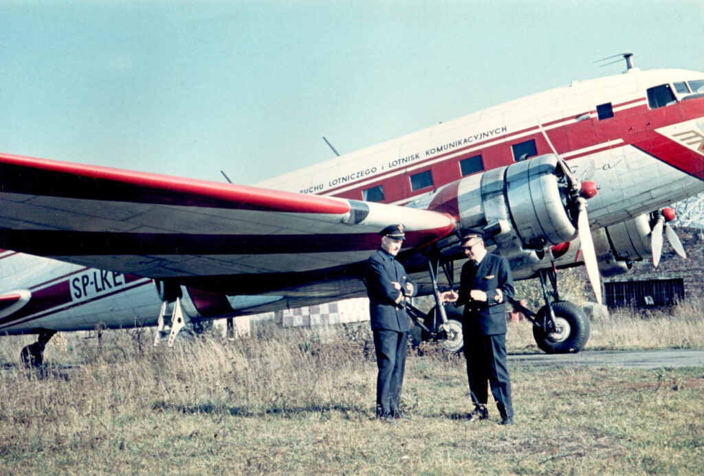 Piloci Włodzimierz Gedymin i Zbyszko Brycki obok "papugi" Li-2 w ostatecznym ubarwieniu. Zdjęcie: ze zbiorów Tadeusza Dalewskiego