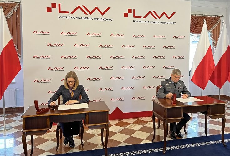 Prezes PAŻP, Anita Oleksiak oraz Rektor LAW, gen. Bryg. pil. Krzysztof Cura podpisują umowę