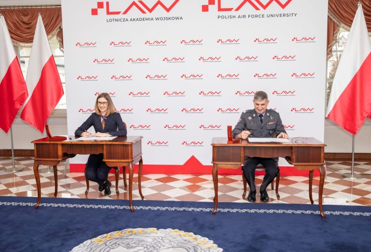 Prezes PAŻP, Anita Oleksiak oraz Rektor LAW, gen. Bryg. pil. Krzysztof Cura podpisują umowę