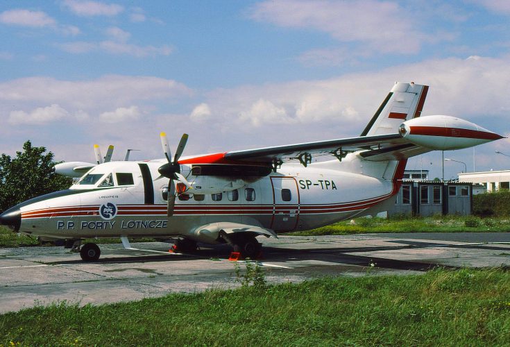 Samolot L-410 SP-TPA w pierwotnym malowaniu (fabrycznym) na lotnisku Okęcie (11 lipca 1990 r.). Zdjęcie: Chris Chennell