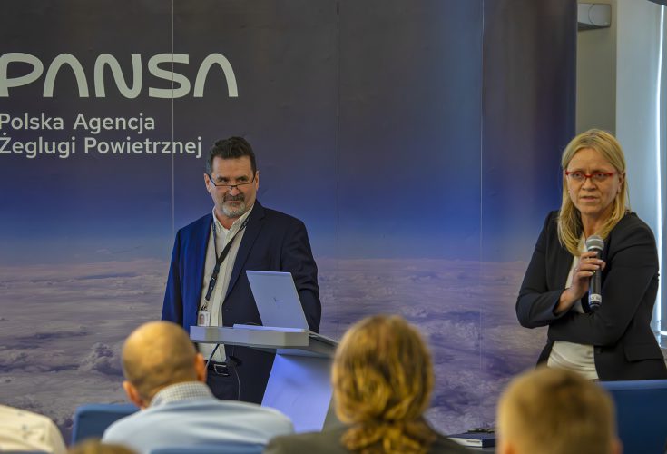 Prezes PAŻP Magdalena Jaworska-Maćkowiak oraz kierownik Działu Informacji Powietrznej PAŻP Marek Winiarski podczas konferencji GA